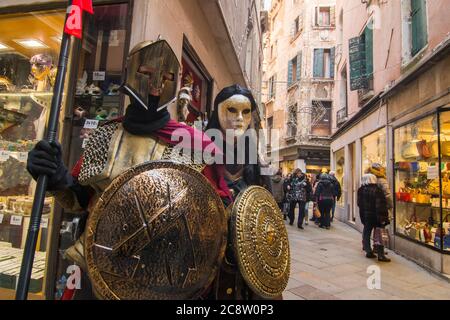 Due maschere in costumi guerrieri Foto Stock