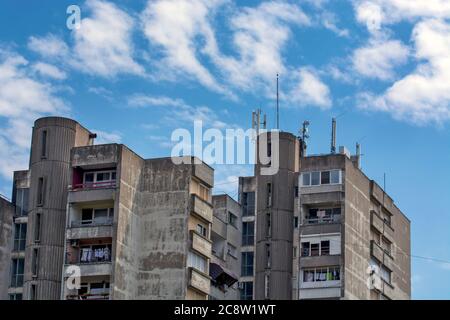 Ripetitori di rete installati sul tetto dell'edificio. Antenna di comunicazione mobile sul tetto dell'edificio cittadino. Telefono cellulare Torre per telecomunicazioni. Foto Stock