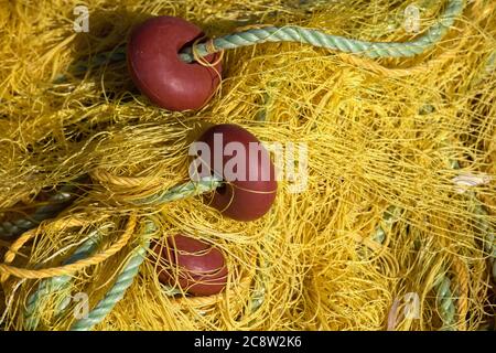 Reti da pesca industriali. Reti gialle a terra. Primo piano estremo Foto Stock