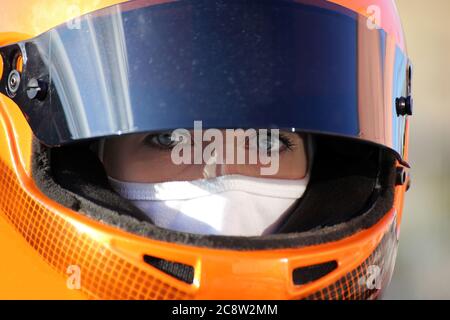 Immagine simbolo: Il pilota di auto da corsa femminile indossa casco e balaclava (modello rilasciato) Foto Stock