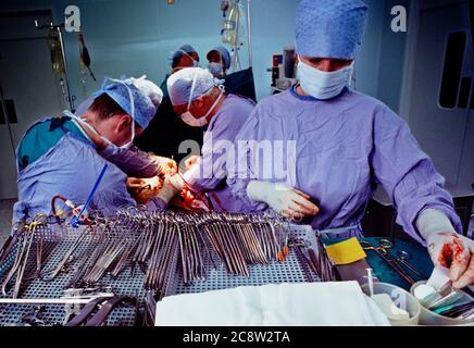 Vassoio di strumenti chirurgici nell'area sterile di una sala operatoria Foto Stock