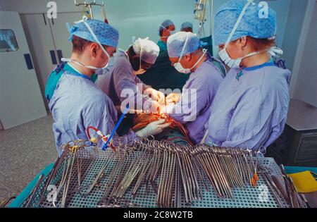Vassoio di strumenti chirurgici nell'area sterile di una sala operatoria Foto Stock