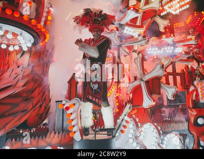 Un carnevale luminoso al Bridgwater Carnival, che si tiene ogni novembre a Bridgwater, Somerset, Gran Bretagna. Foto Stock