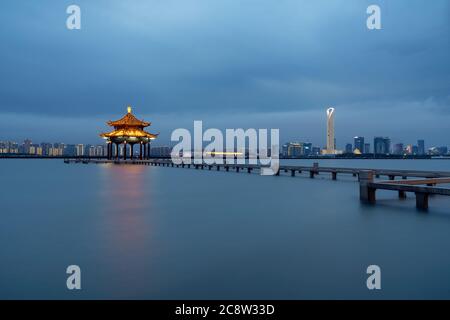 Paesaggio urbano intorno al lago. Foto a Suzhou, Cina. Foto Stock