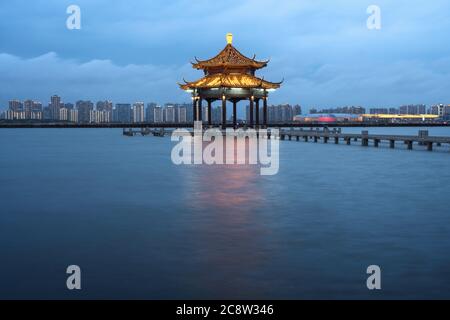 Paesaggio urbano intorno al lago. Foto a Suzhou, Cina. Foto Stock