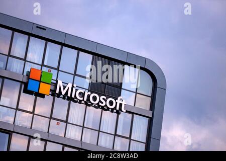 Colonia, Germania. 24 luglio 2020. Logo della Microsoft Corporation presso la sede centrale di Microsoft Germany GmbH in Rheinauhafen. Koln, 24 luglio 2020 | utilizzo in tutto il mondo Credit: dpa/Alamy Live News Foto Stock