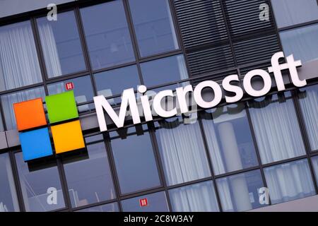 Colonia, Germania. 24 luglio 2020. Logo della Microsoft Corporation presso la sede centrale di Microsoft Germany GmbH in Rheinauhafen. Koln, 24 luglio 2020 | utilizzo in tutto il mondo Credit: dpa/Alamy Live News Foto Stock