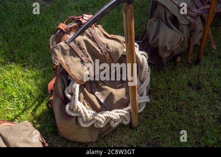 uno zaino militare d'epoca sull'erba Foto Stock
