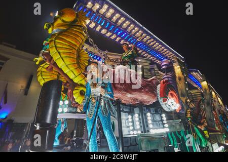 Un carnevale luminoso al Bridgwater Carnival, che si tiene ogni novembre a Bridgwater, Somerset, Gran Bretagna. Foto Stock