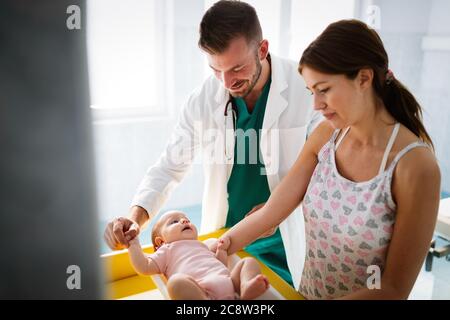 Medico pediatra con madre e bambino in clinica. Ospedale, esame, concetto di bambino. Foto Stock