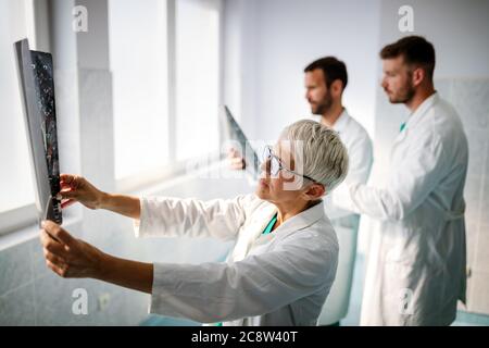 Personale medico medici che controllano i risultati dei raggi X in ospedale Foto Stock