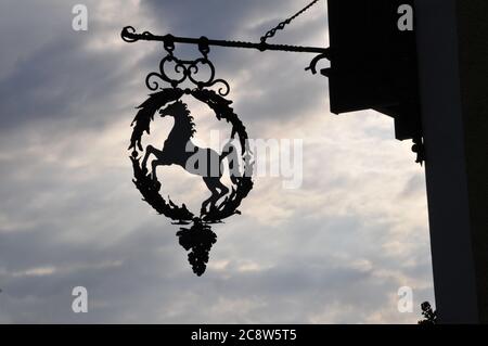 Sankt Wolfgang am Wolfgangsee nel Salzkammergut è uno dei luoghi di vacanza più famosi in Austria. Avviso sul famoso Hotel im Weissen Rossl, preso il 08/09/2008. Foto: Uwe Gerig (c) dpa - relazione | utilizzo in tutto il mondo Foto Stock