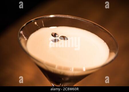 Primo piano di un cocktail espresso martini. Foto Stock