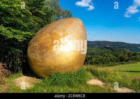 Foresta scultura sentiero Wittgensteiner Sauerland, 23 km lungo sentiero, parte del Rothaarsteig lungo percorso escursionistico, la scultura è stato il primo, b Foto Stock