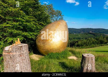 Foresta scultura sentiero Wittgensteiner Sauerland, 23 km lungo sentiero, parte del Rothaarsteig lungo percorso escursionistico, la scultura è stato il primo, b Foto Stock