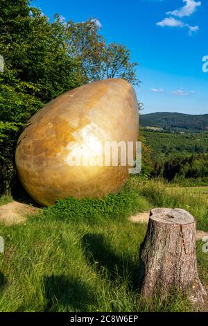 Foresta scultura sentiero Wittgensteiner Sauerland, 23 km lungo sentiero, parte del Rothaarsteig lungo percorso escursionistico, la scultura è stato il primo, b Foto Stock