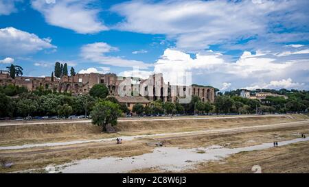 ROMA, ITALIA - 15 giu 2020: Italia 2020: Spianata del Circo massimo e Foro Romano. Siamo alla fine della primavera, il cielo è chiaro e ci sono c Foto Stock