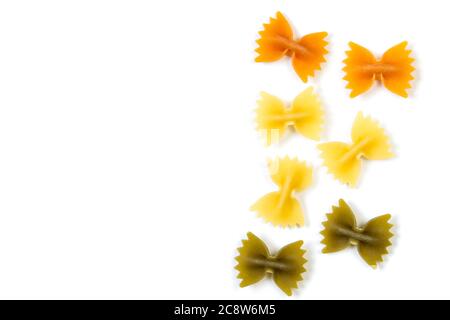 Pasta colorata con cravatta di fiocco isolata su sfondo bianco Foto Stock