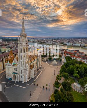 Budapest, Ungheria - veduta aerea del drone della bella Chiesa di Mattia al mattino con il Bastione del Pescatore (Halaszbastya) e il Parlamento dell'Ungherar Foto Stock