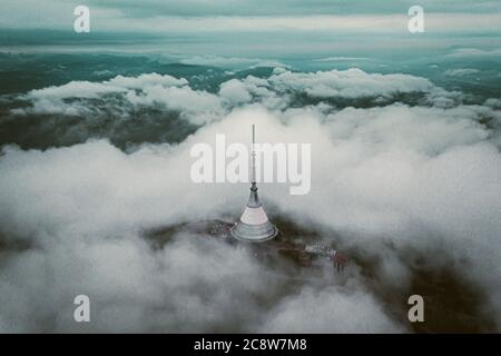 La cima più alta (1,012 m) di Liberec è situata nel nord della Repubblica Ceca. Sulla cima si trova il ristorante e l'hotel della Jestedd Tower Foto Stock