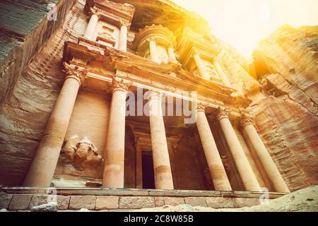 El Hazne famoso tempio di roccia-mausoleo, Tesoro del Faraone. Nell'antica città di Petra, Giordania: Incredibile patrimonio dell'umanità dell'UNESCO. Un antico Foto Stock