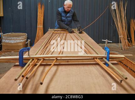 Una bara di salice che è fatta a mano usando i gambi di salice raccolti localmente, vicino a Westonzoyland, Somerset, Gran Bretagna. Foto Stock