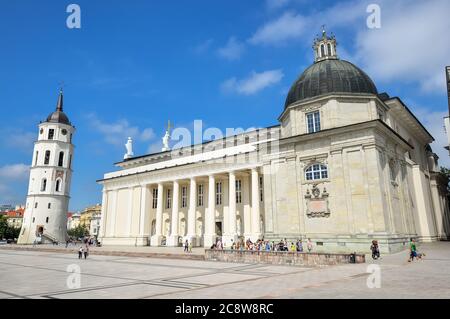 Vilnius, Lituania - 13 agosto 2017: Beautiful Belfry e Cattedrale di Vilnius Basilica dei Santi Stanislao e Vladislao e cielo blu luminoso con Clo Foto Stock