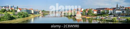 Maribor, Slovenia - 20 maggio 2018: Panorama della città di Maribor, Slovenia. Fiume Drava, edifici e Alpi montagne di Maribor. Foto Stock