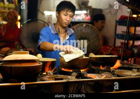 Venditore di strada nella Chinatown di Kuala Lumpur che serve riso di pollo al claypot Foto Stock