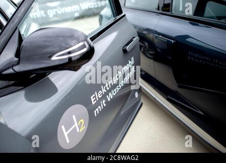 Elsfarth, Germania. 23 luglio 2020. La scritta 'Elektrisch mobil mit Wasserstoff' (mobile elettricamente con idrogeno) è apposto su un'auto sul sito di un impianto di produzione di idrogeno di PECORA nel distretto di Huntorf. Credit: Hauke-Christian Dittrich/dpa/Alamy Live News Foto Stock