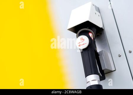 Elsfarth, Germania. 23 luglio 2020. L'iscrizione 'H2' si trova su un rubinetto di un impianto di produzione di idrogeno di PECORA nel distretto di Huntorf. Credit: Hauke-Christian Dittrich/dpa/Alamy Live News Foto Stock