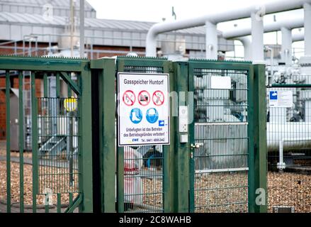 Elsfarth, Germania. 23 luglio 2020. Un cartello con l'iscrizione "gas Storage Huntorf" è appeso su una recinzione di fronte alla struttura tecnica DI EWE nel distretto di Huntorf. Credit: Hauke-Christian Dittrich/dpa/Alamy Live News Foto Stock