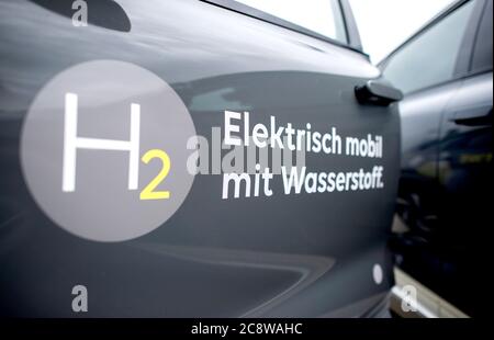 Elsfarth, Germania. 23 luglio 2020. La scritta 'Elektrisch mobil mit Wasserstoff' (mobile elettricamente con idrogeno) è apposto su un'auto sul sito di un impianto di produzione di idrogeno di PECORA nel distretto di Huntorf. Credit: Hauke-Christian Dittrich/dpa/Alamy Live News Foto Stock