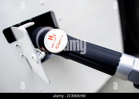 Elsfarth, Germania. 23 luglio 2020. L'iscrizione 'H2' si trova su un rubinetto di un impianto di produzione di idrogeno di PECORA nel distretto di Huntorf. Credit: Hauke-Christian Dittrich/dpa/Alamy Live News Foto Stock