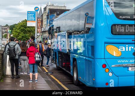 Cork, Irlanda. 27 luglio 2020. Aircoach ha ripreso i suoi servizi questa mattina, dopo un arresto di 4 mesi dovuto Covid-19. Il servizio 10.00 da Cork a Dublino è visto con i passeggeri che si accodano a bordo della banchina di San Patrizio questa mattina. Credit: Notizie dal vivo di AG/Alamy Foto Stock