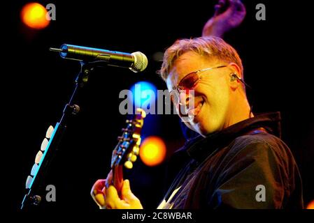 Hultsfred, Svezia 20020616 Bernard Sumner cantante, cantautore in New Order durante un concerto al festival Hulsfred, 2002. Foto Gippe Gustafsson Foto Stock