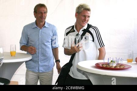 Monaco, Germania. 30 giugno 2008. Firo Fußball, Bundesliga 30.06.2008 stagione di calcio 2008/2009 FC Bayern Monaco allenatore Jurgen Klinsmann con Bastian Schweinsteiger si applicano i nostri termini e condizioni generali, disponibili su www.firosportphoto.de copyright by firo sportphoto: Pfefferackerstr. 2a 45894 G elsenkirchen www.firosportphoto.de mail@firosportphoto.de (V olksbank B ochum - W itten) BLZ .: 430 601 29 Kt. No .: 341 117 100 Tel: 0209 - 9304402 Fax: 0209 - 9304443 | utilizzo in tutto il mondo Credit: dpa/Alamy Live News Foto Stock