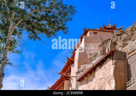 Edificio a nove piani delle Grotte di Mogao, Patrimonio dell'Umanità dell'UNESCO a Dunhuang, Cina Foto Stock