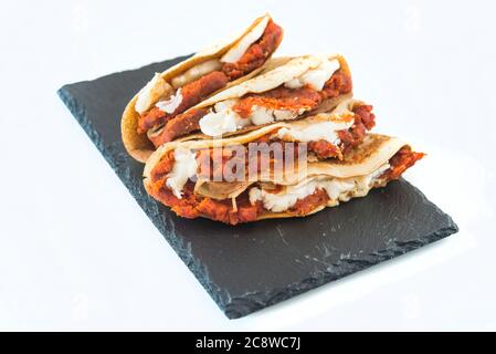 vista frontale della crepe sobrasada e del formaggio Foto Stock