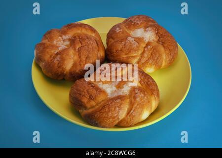 Panna appena sfornata con una crosta croccante da vicino su uno sfondo blu. Foto Stock
