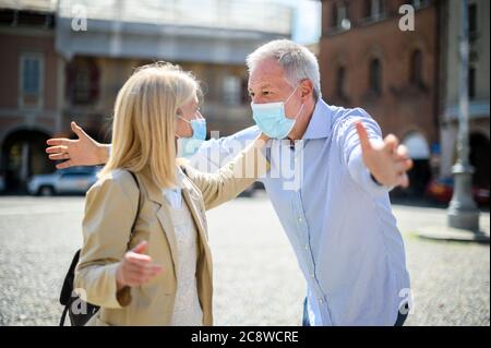 Amore al tempo di Coronavirus. Incontro di coppia senior dopo un lungo blocco Foto Stock