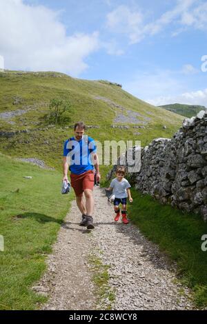 Padre e figlio nello Yorkshire Dales Foto Stock