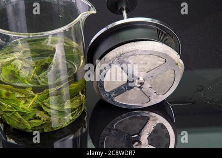 viene preparato il tè fresco di foglie di menta piperita Foto Stock