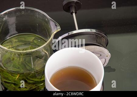 viene preparato il tè fresco di foglie di menta piperita Foto Stock