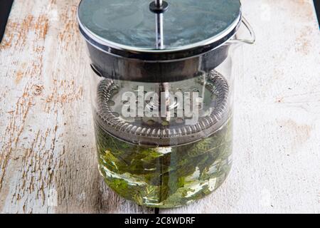 viene preparato il tè fresco di foglie di menta piperita Foto Stock