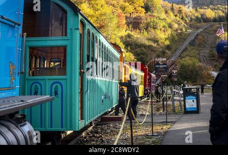 Un treno dalla storica ferrovia a cremagliera di Mount Washington ti aspetta alla stazione base di Marshfield. La linea (lunghezza: 4.8 km) fino alla vetta, aperta il 3 luglio 1869, è stata la prima ferrovia a cremagliera del mondo secondo l'operatore. (06 Ott 2019) | utilizzo in tutto il mondo Foto Stock