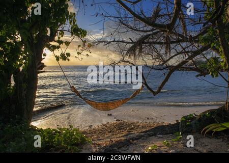 Spiaggia dell'isola di Felicite, amaca rilassante vicino al mare. Seychelles. Sei sensi Zil Pasyon. | utilizzo in tutto il mondo Foto Stock