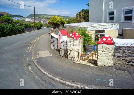 Il lampione rosso e bianco è molto strano e si trova su St Mary's Road, Port Erin, Isola di Man Foto Stock