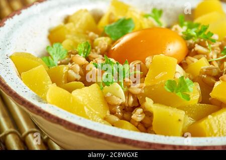 Farro Salad con Butternut e il pomodoro giallo primo piano Foto Stock