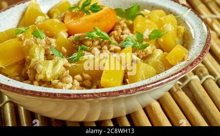 Farro Salad con Butternut e il pomodoro giallo primo piano Foto Stock